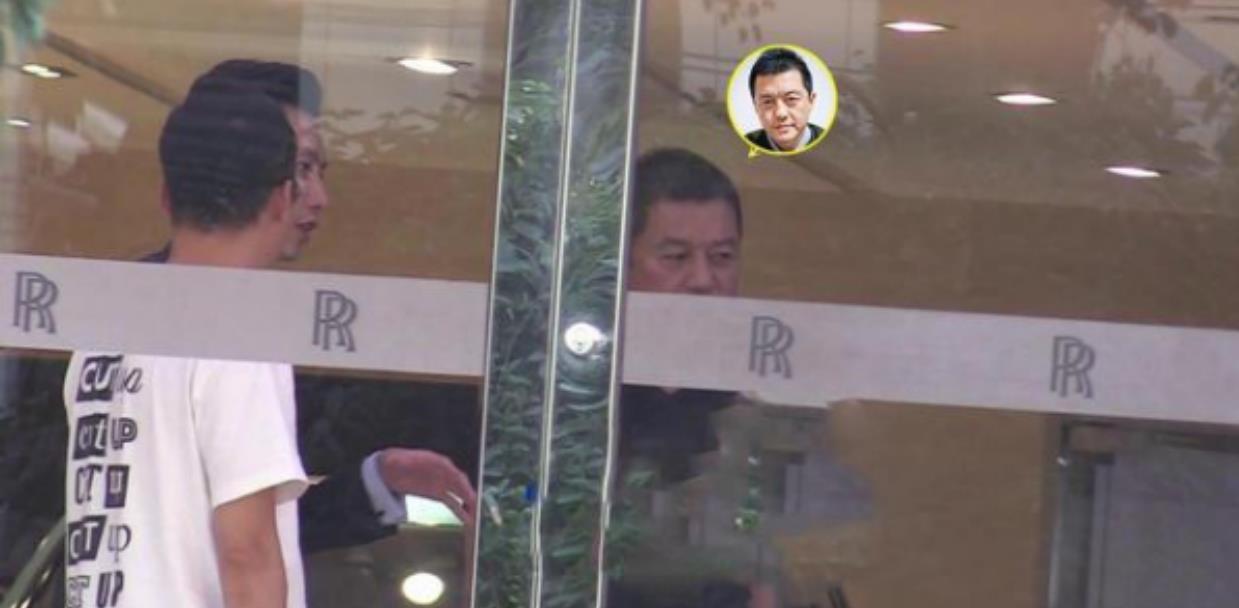 本田冠道|传生意低迷后，李亚鹏4S店看千万级豪车，多次趴窗咨询却空手而归