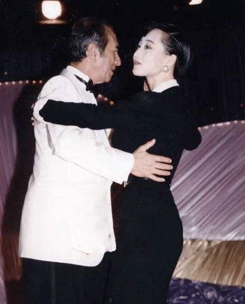 李连杰|被李连杰“耽误一生”的日本红颜，风情万种美过利智，49岁至今未婚