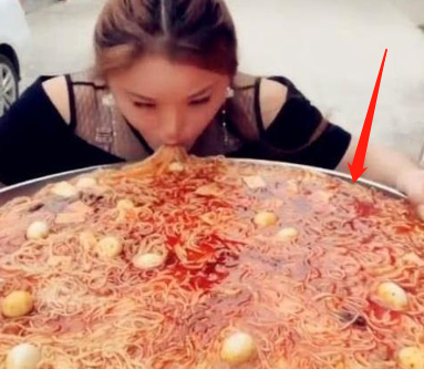 「牛奶」网红主播吃60斤“螺蛳粉”，喝一口汤后穿帮了，直接掉粉一百万！