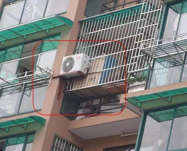 防盗窗：楼上邻居把防盗窗装我家空调外机上，邻居：你可以装在防盗窗外面