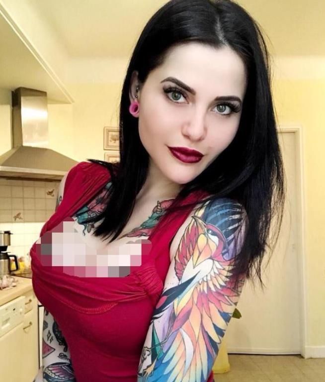 金·卡戴珊|法国模特不着寸缕秀纹身，马赛克遮掩下，是场审美历史的讨论