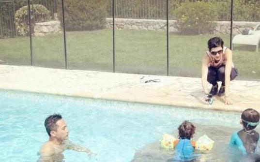 参观刘烨在法国的家,一家人住两层低矮平房,出门就有草坪和泳池