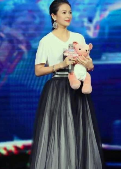 章子怡|当40岁殷桃撞上41岁章子怡，网友：原来这就是扮嫩与真嫩的区别