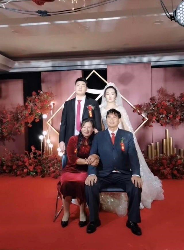 朱之文|朱之文儿子结婚,婚礼现场满满的商业气息,合影时岳父一脸不满意