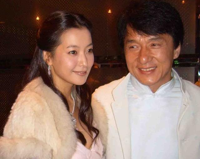 |成龙回忆往事暗自落泪：为此她至今未婚，如能娶她，我愿少活10年