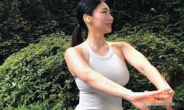 咸素媛|42岁阿姨倒追25岁小鲜肉，婚后生下双胞胎，与老公看似同龄人