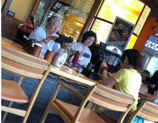 洪金宝|洪金宝怎么了？瘦到脱相判若两人，满头白发显苍老，友人到其家中探望