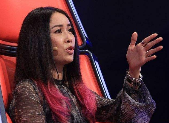 李健|《好声音》8年没人敢提的名字，却被李健无意提起，幸好那英不在