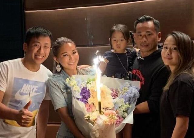 |洗米华与Mandy复合引热议：他知道愧对妻子，并曝出自己很无奈