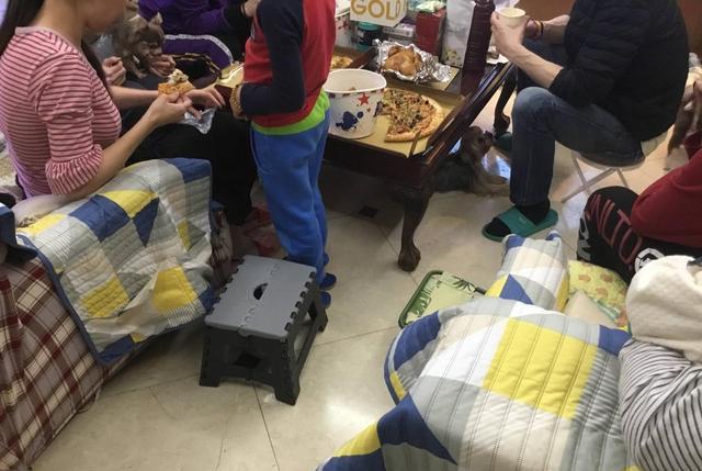 郭碧婷|郭碧婷回娘家庆生，数人围坐小木桌家中太老旧，只吃快餐显辛酸