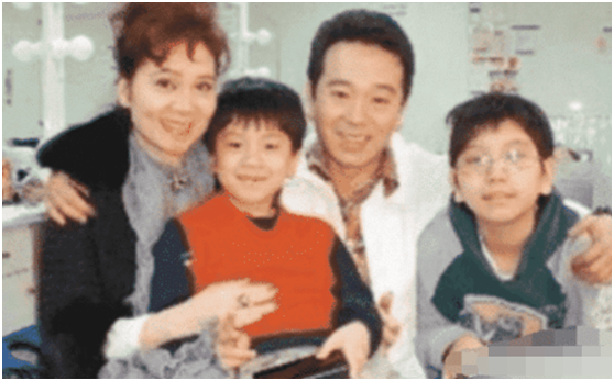 「张一山」他追了妻子4年，两个儿子都是试管婴儿，如今幸福美满