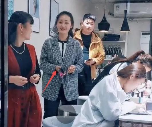悉尼|朱之文儿媳有难言之隐？小两口私下零互动，朱单伟牵手陈亚男甩开