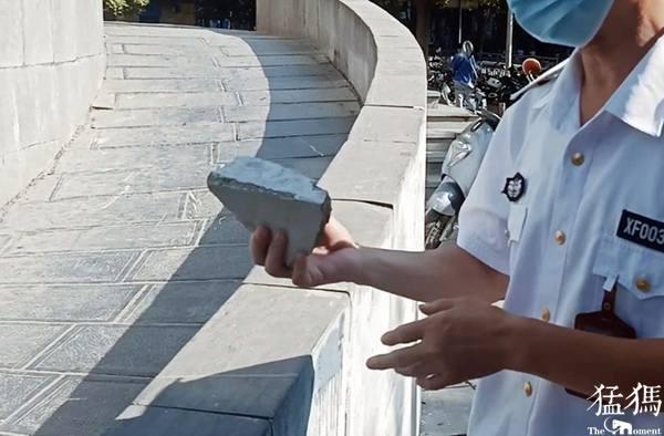 郑州一小区大水泥块从8层楼檐脱落 险些砸中楼下父子