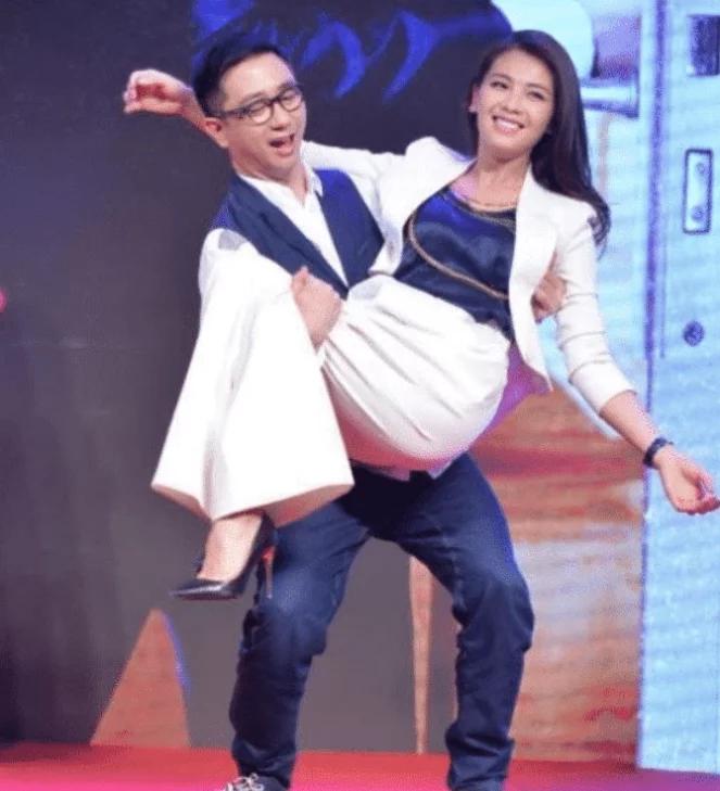 王自健|刘涛被王自健当众“公主抱”，满脸的无奈！手部动作暴露人品！