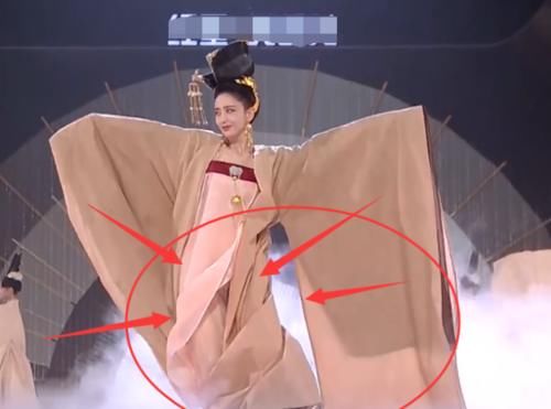 佟丽娅|腿被裙摆缠住，看清佟丽娅的救场方式，确定不是提前设计？