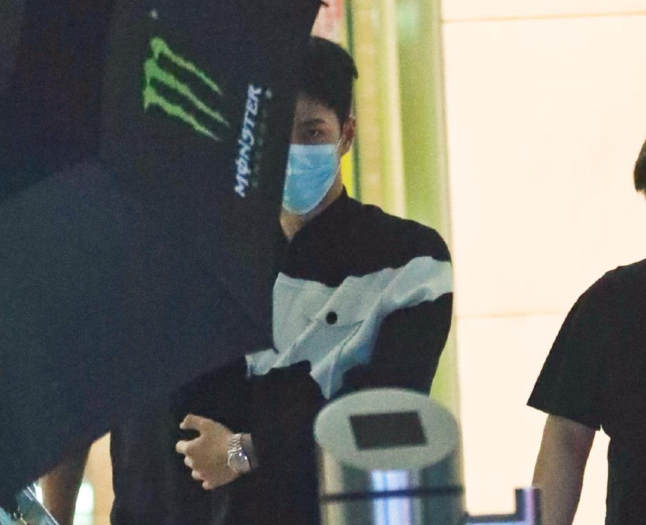 王一博|天天向上：王一博吃虫子拉肚子，匆匆离场去医院，捂肚子缩成一团