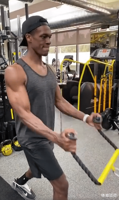 [湖人队]湖人全员减肥！244斤内线也变瘦了，瘦成筋骨人，多人减重提速拼了