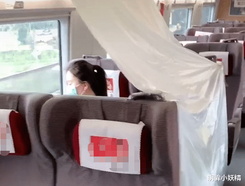 “硬核母女”隔离式坐高铁,这大概就是所谓的“金钟罩铁布衫”?