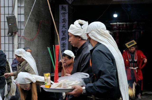 梦境中的邂逅,出殡队伍与街角十家的神秘寓意 梦境中的邂逅,出殡队伍与街角十家的神秘寓意