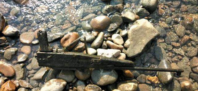 |男子钓鱼连续钓起两把“枪”来,网友:水下到底有多少把?