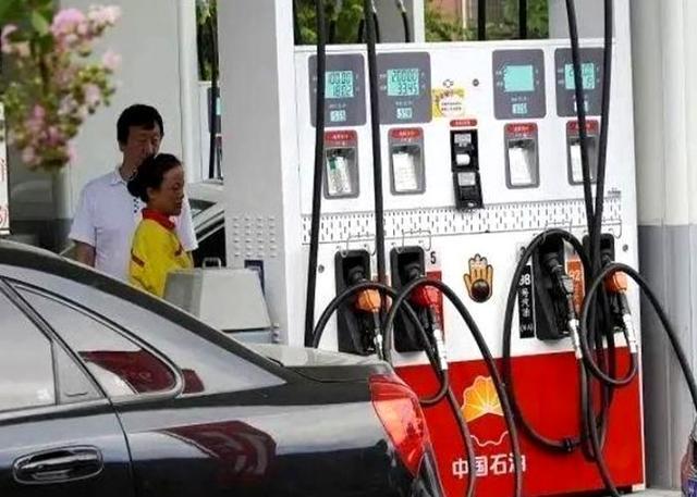 油价|油价调整下跌！8月4日加油站调整后，最新92、95、98号汽油零售价！