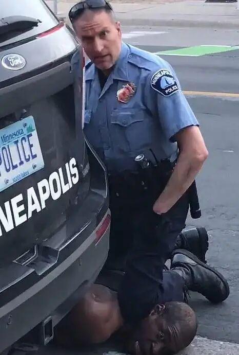 美国▲美国街头出现五星红旗,白人手持《中国日报》高喊:我们需要中国