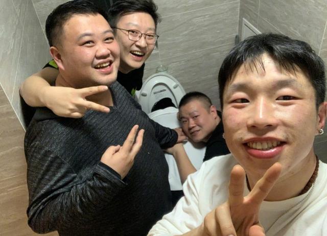 岳云鹏|郭麒麟晒德云社小聚照,岳云鹏:把第一张删掉咱们继续是兄弟