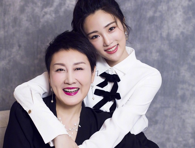 「张凯丽」“丈母娘专业户”张凯丽拼命接戏为哪般?女儿实在捧不红就算了!