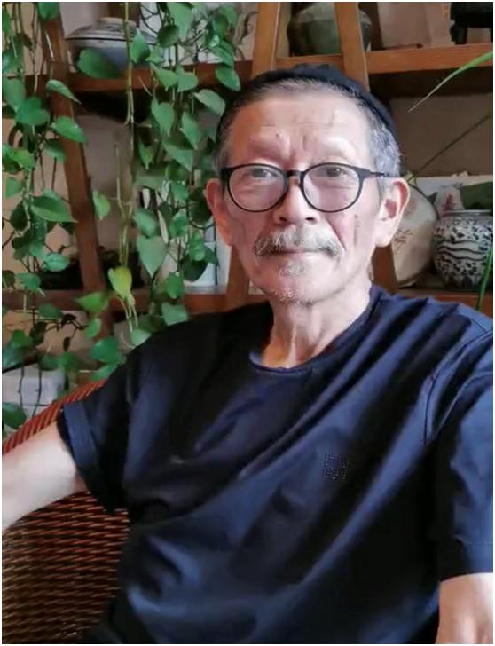 [罗京民]《士兵突击》许三多老爹出镜，住宅内景成焦点，物品杂乱装修简陋