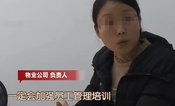 业主不交5元停车费被拦,把烟头丢保安脸上,被保安一砖头砸倒