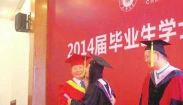 王清远|成都大学校长王清远，毕业典礼被美女毕业生当众献吻，有图有真相
