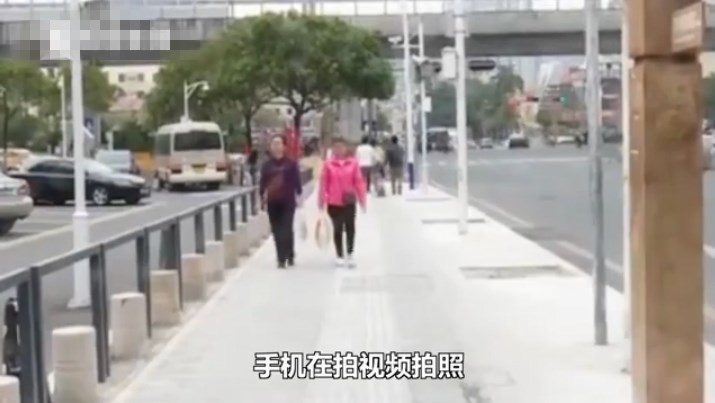 纪实: 女子低头玩手机摔井盖上,右手可能终生残疾,施工方遭索赔