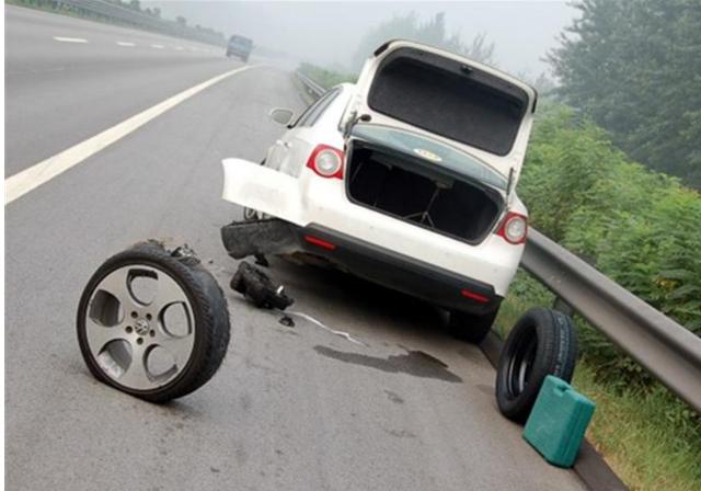 本田缤智|高速上爆胎，在应急车道换胎被扣6分？车主不服：爆胎不算应急？