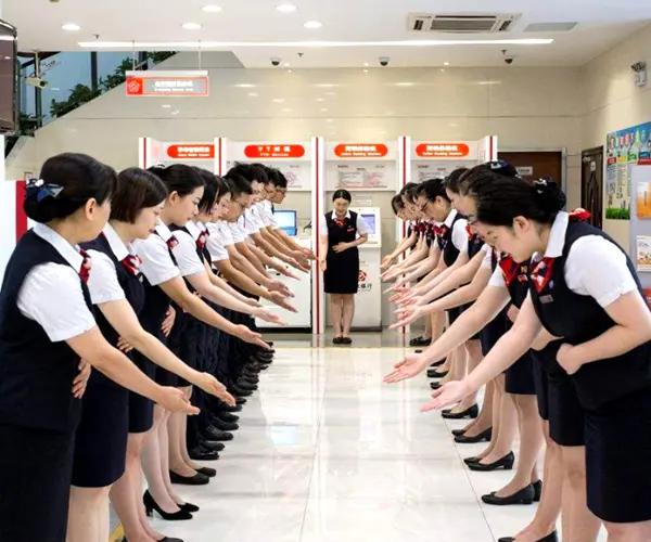 #贷款#两个富豪同时去银行，一个存1亿，一个贷款1亿，行长会先接待谁？