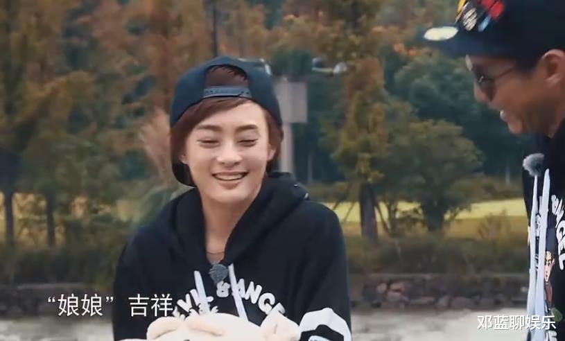 鹿晗|明星和蜡像合影：热巴被蜡像吓到，鹿晗的不敢认，她却在挖鼻孔