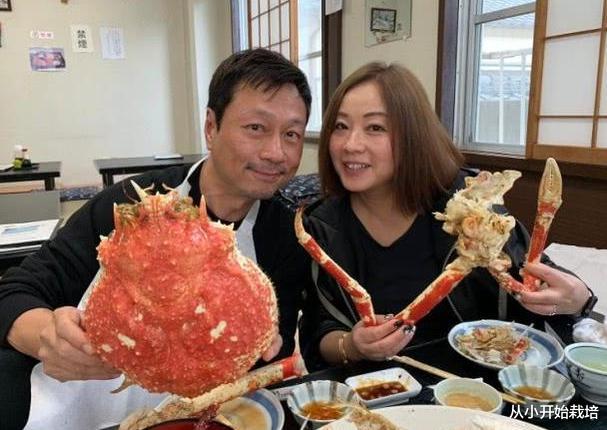 黎耀祥|黎耀祥抛弃相恋11年发妻，转身娶了梁耀莲，坦言：感情中没有对错