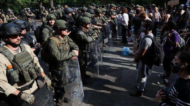 美国▲美国又一噩耗！美军开始与警方发生枪战，现场惨烈，杜文龙：这是内战的节奏