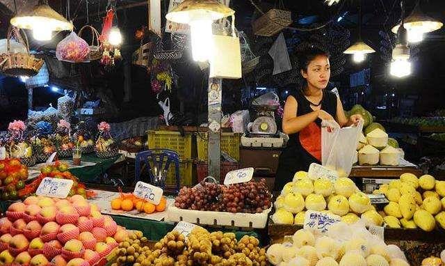 「泰国」泰国榴莲腐烂没人要？中国游客愤怒表示道：看看牌子上写了啥！