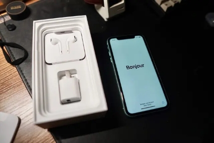 壁纸@苹果iPhone XR手机899元入手！在线评测，会翻车吗？