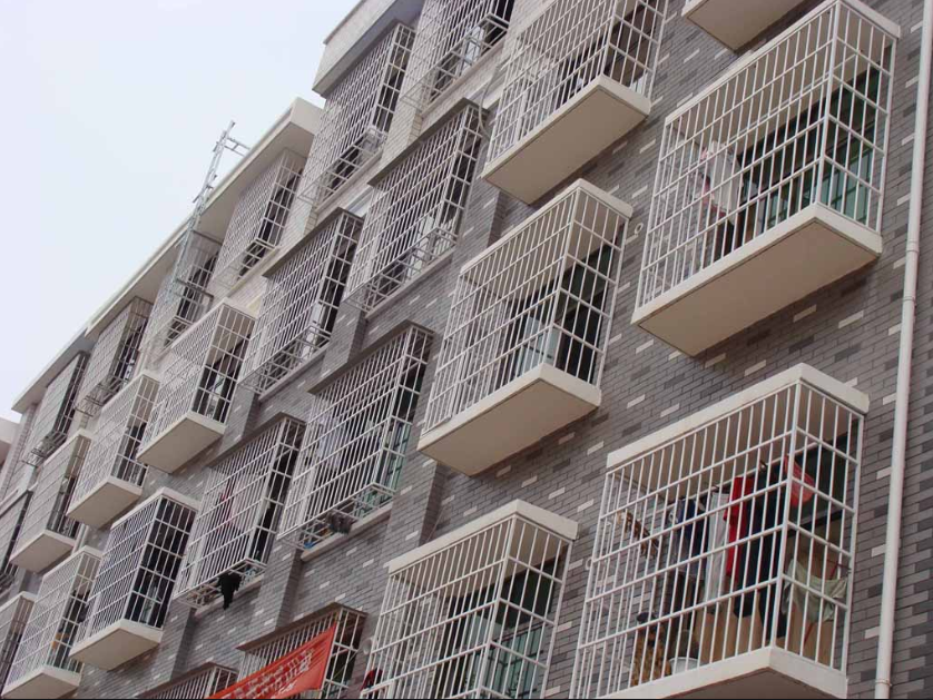 防盗窗：楼上邻居把防盗窗装我家空调外机上，邻居：你可以装在防盗窗外面