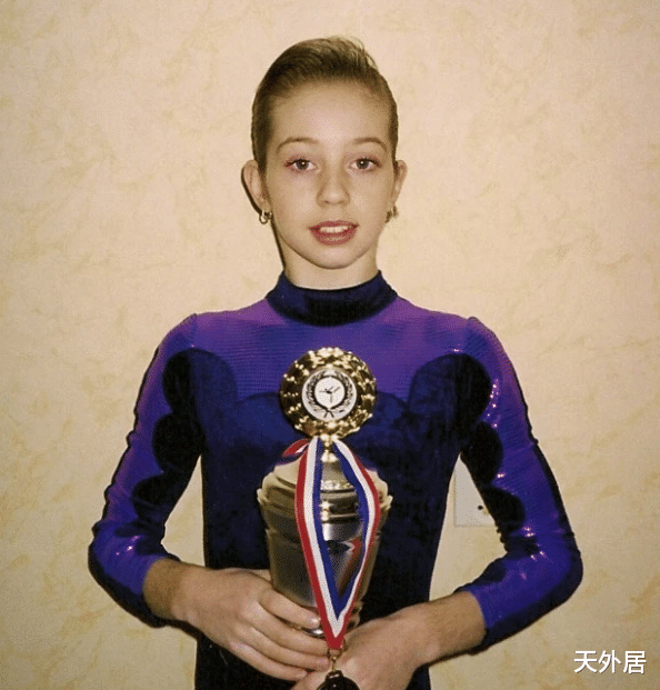 据《太阳报》报道,荷兰退役体操运动员费罗娜-范-德勒尔已变为成人