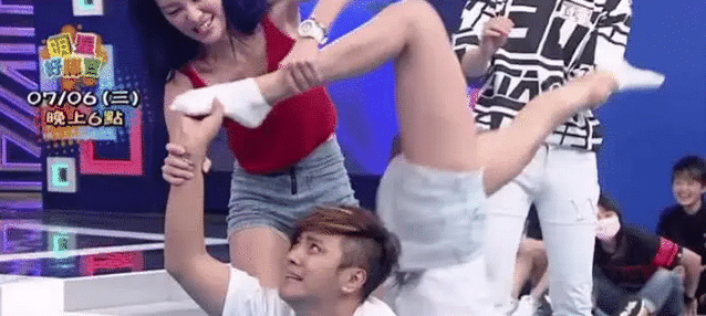 「罗志祥」当女艺人“倒立劈叉”，主持人的手不是亮点，罗志祥才是尬？