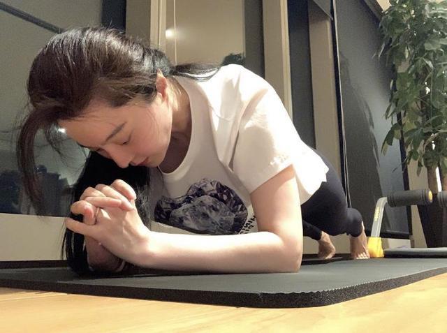 「范冰冰」范冰冰素颜出镜,果然还是在家放得开,穿紧身裤大秀好身材!