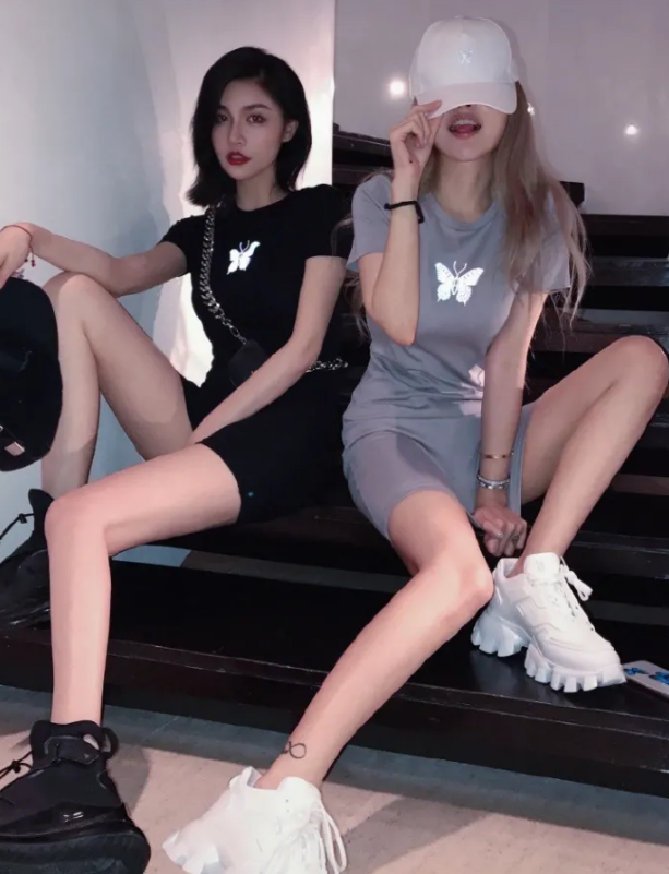 周扬青@周扬青与闺蜜坐楼梯上拍照，却忘了自己穿的是裙子，救场反应绝了