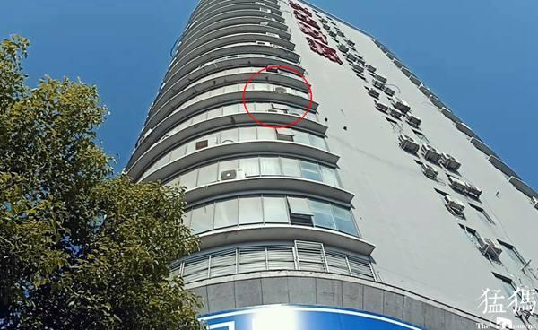 郑州一小区大水泥块从8层楼檐脱落 险些砸中楼下父子