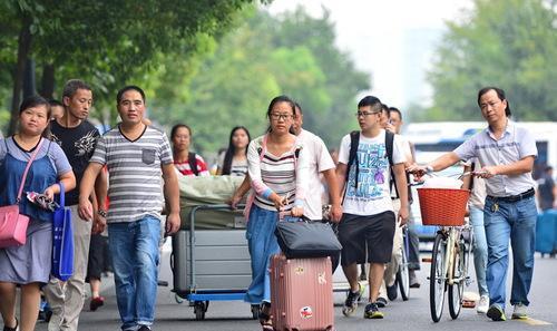 高校：教育厅公布最新消息：非毕业年级学生返校时间公布，学生欲哭无泪