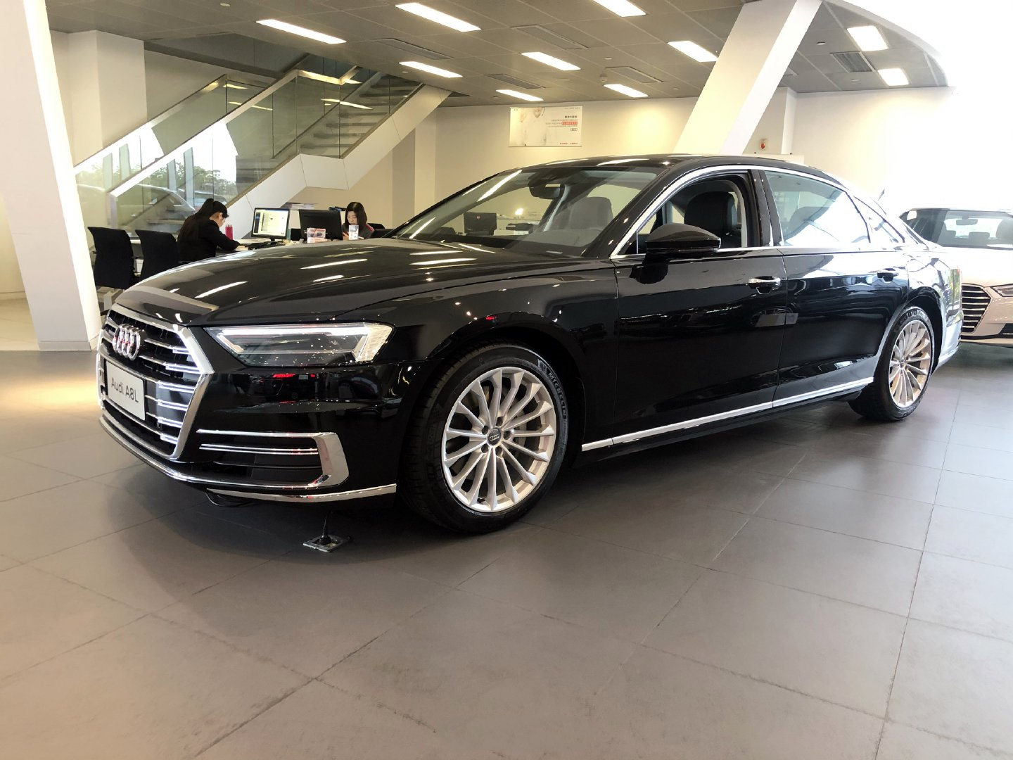 奥迪A8|奥迪终于认输了，降价22.98万，3.0T配8AT，还看啥7系