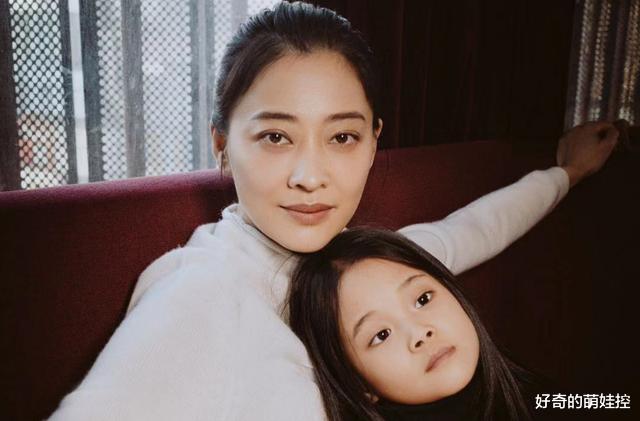 |有种“基因”叫梅婷，7岁女儿越长越美，黑眼圈都跟妈妈如出一辙