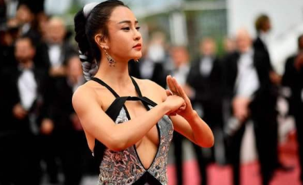 成龙|她原本是瑜伽老师，被成龙相中后一炮而红，如今一节课就要10万！