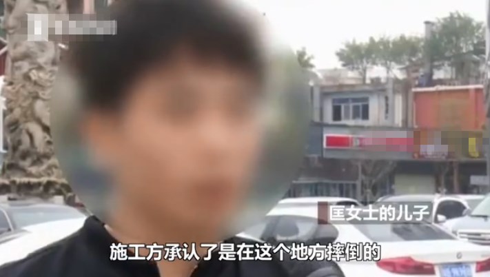 纪实: 女子低头玩手机摔井盖上,右手可能终生残疾,施工方遭索赔